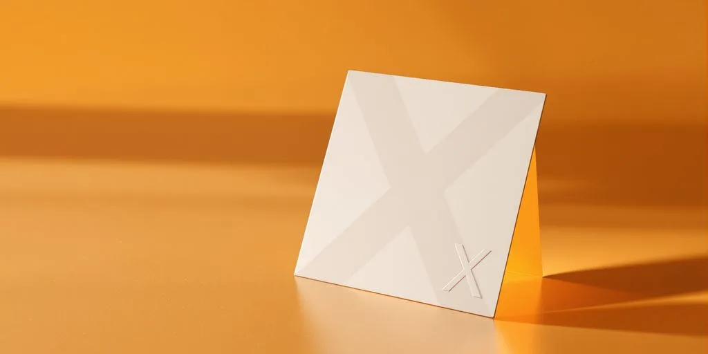 Tarjeta Naranja X con fondo moderno y vibrante.